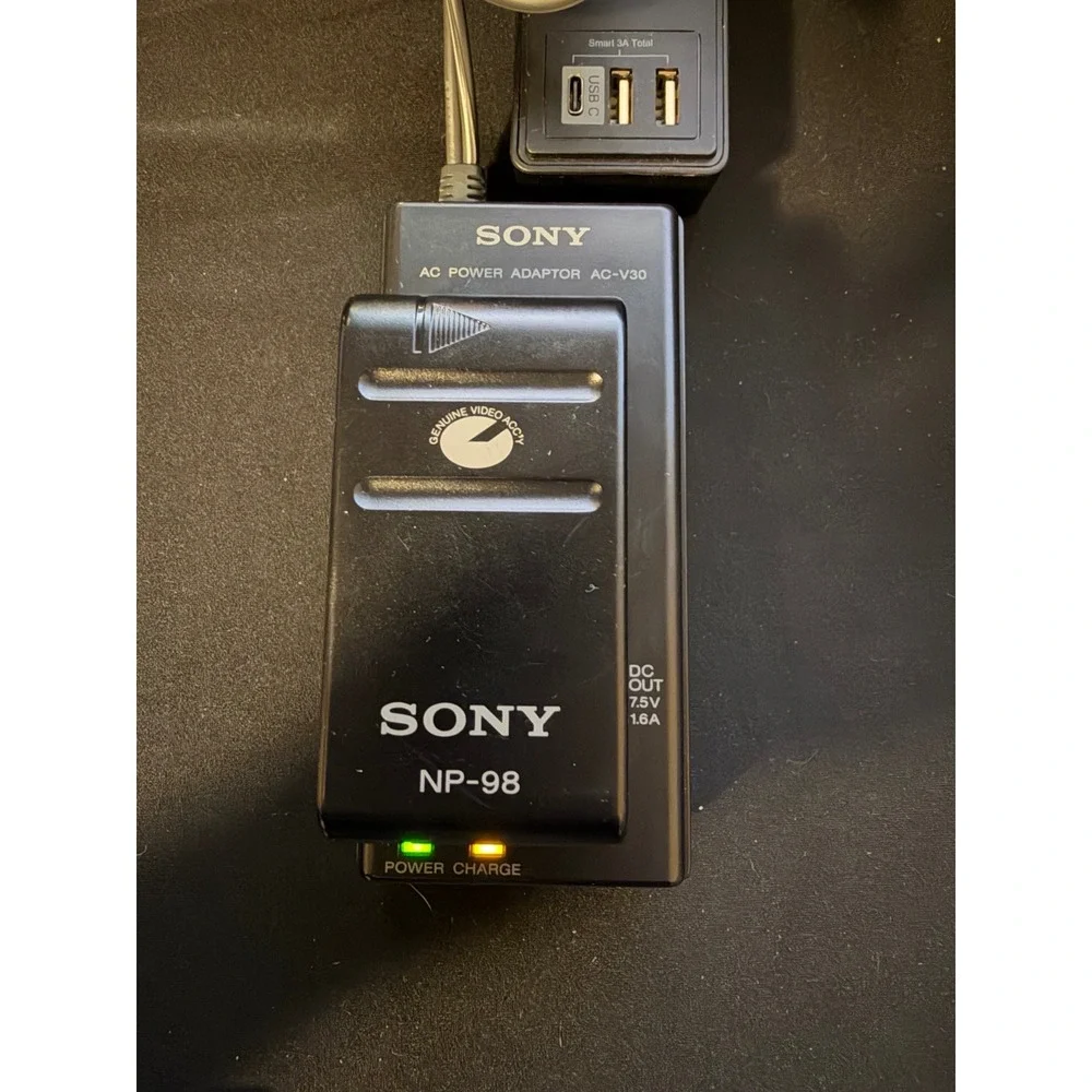 Sony CCD-TR5 Video8 Handycam Camcorder Bundle Powers On w/ Charger Batteries Cas